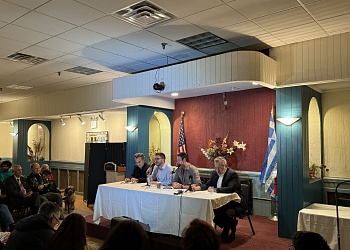 Ο Στέφανος Κασσελάκης δίνει λόγο στο Κεφαλονίτικο Σπίτι στην Αστόρια μαζί με μέλη του ΣΥΡΙΖΑ στις ΗΠΑ.